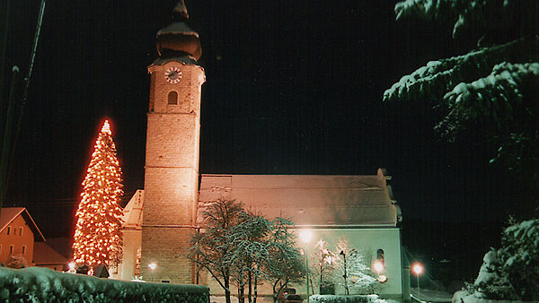 Kirche mit Christbaum im Winter in Drachselsried